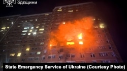 Пожар в многоэтажном жилом доме в результате атаки российских дронов, Одесса, Украина, 28 июня 2025 года