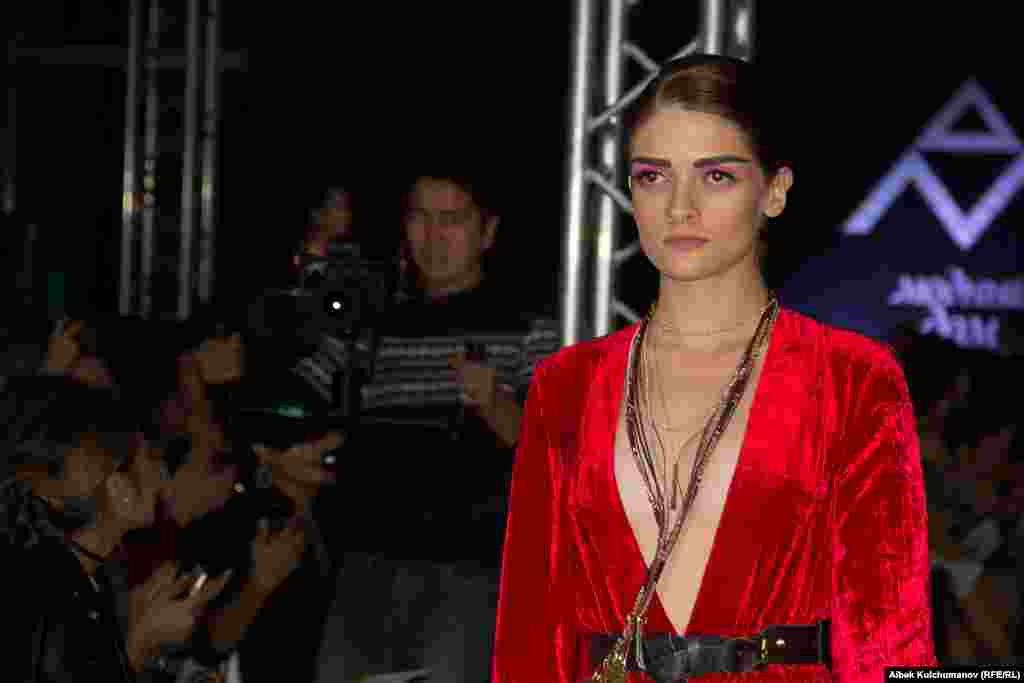 Бул сезондун тренди жумшак жагымдуу өңдөрдөгү бархат кездемесинен тигилген кийимдер.