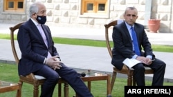 امرالله صالح، معاون اول محمد اشرف غنی، رئیس جمهور برکنار شدۀ افغانستان، زلمی خلیل زاد، نمایندۀ ویژۀ پیشین ایالات متحده برای صلح این کشور