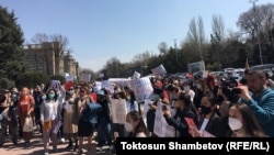Бишкекте өткөн митингдердин бири. 