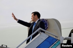 Дзяржаўны сакратар ЗША Марка Рубіё сядае ў самалёт, які ляціць у Стамбул з Антальі, 16 траўня 2025 году