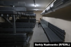 Дівчинка роздивляється ядерне укриття в Києві, 26 вересня 2024 року. Укриття часів Холодної війни відремонтували та відкрили для відвідування наприкінці 2023-го
