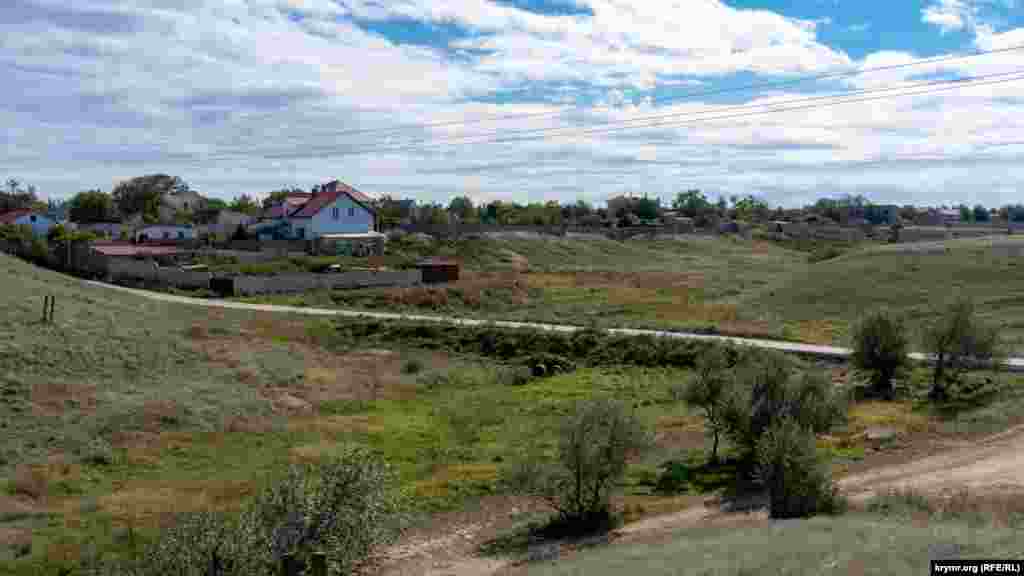 Балка Семисотка, по которой течет одноименная маловодная река, ограничивает с запада Ак-Монайскую возвышенность. Балку пересекает дорога, ведущая на Арабатскую стрелку (слева направо)