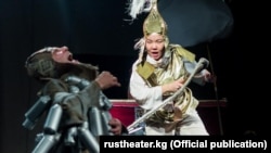 «Чыңгызга ыр» спектаклинен бир көрүнүш. 
