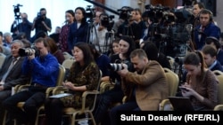 Журналисттер Алмазбек Атамбаевдин маалымат жыйынында, ноябрь, 2016-жыл