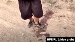 Олександр Мелкумян стоїть на крові, яка залишилися на землі після того, як снаряд вбив його тещу у прифронтовому селі Мартуні, що у Нагірному Карабасі