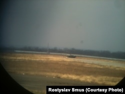 «Через бінокль знято наш танк, коли до нас їхали хлопці під час «перемир’я», тоді три танки і БМП – всі підбили. Ми з усієї зброї били по «сєпарах», щоб екіпаж евакуювався, їм це вдалося. Але всю ніч мусили по ньому стріляти, бо «сєпари» хотіли його забрати. Наступного дня наша «арта» його знищила» – Ростислав Смусь