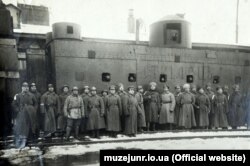 Панцерний потяг «Січовий стрілець» після здобуття Києва 1918 року. Комендант четар О. Вудкевич, четар В.Глова, четар Грицюк