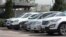 Автомобили на парковке у одного из бизнес-центров в Алматы. 25 сентября 2013 года.