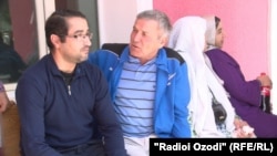Джамшед Ёров (первый слева), брат Бузургмехра, также из-за давления властей покинул Таджикистан
