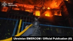 Рятувальники гасять пожежу після одного з попередніх російських ударів по Одесі, травень 2025 року