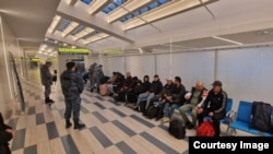 Депортацияланган мигранттар. Сахалин, Орусия. sakh.online сайтынан алынган сүрөт. 14-ноябрь, 2024-жыл.