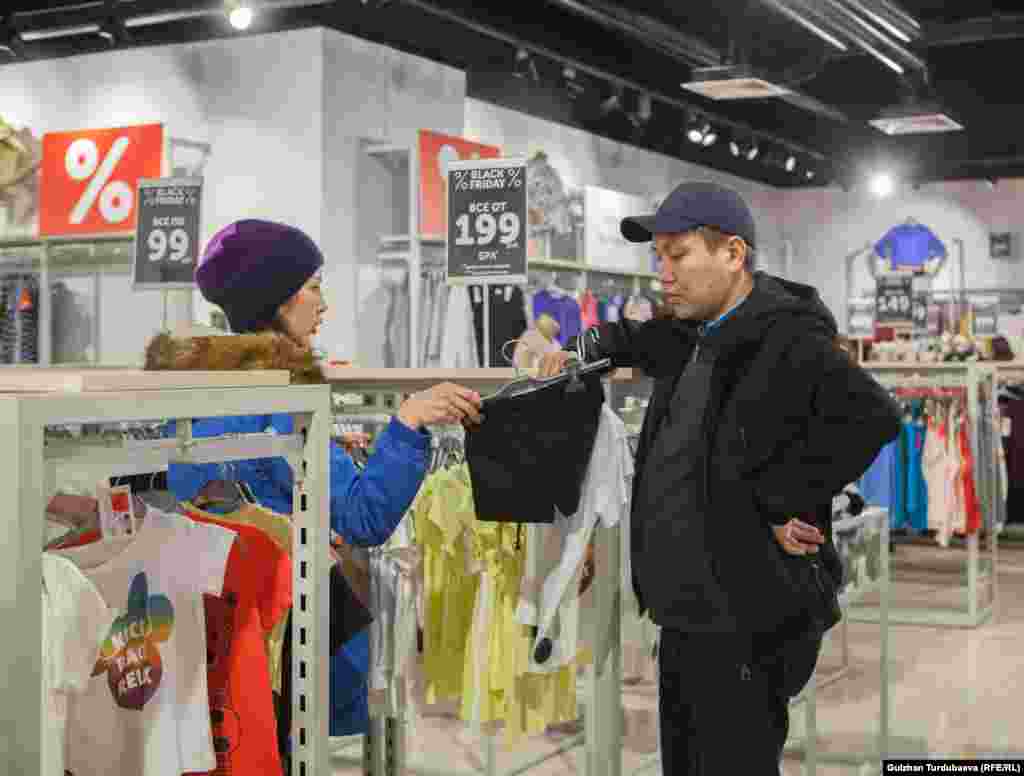 &ldquo;Кара жума&rdquo; - соода түйүндөрдө арзандатуу болгон күн. 23-ноябрда Бишкектин бир канча соода борборлорунда арзандатуу күнү белгиленди.&nbsp;