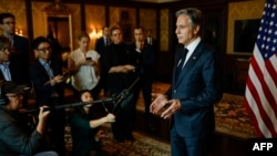 انتونی بلینکن، وزیر خارجه ایالات متحده در حال صحبت با خبرنگاران