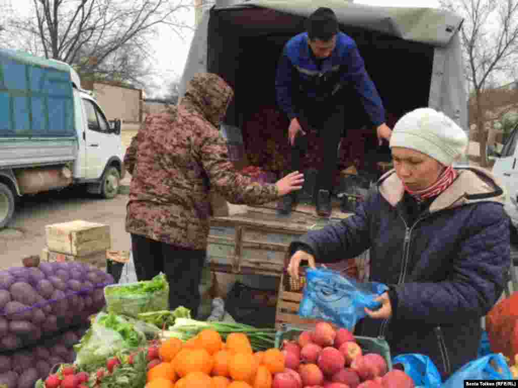 Фрукты в Мангистаускую область привозят в основном из Ирана. Овощи &ndash; картофель, капусту, морковь &ndash; из Павлодара.