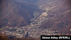 Общий вид на поселок Красная Поляна в пригороде Сочи.