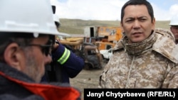 Премьер-министр КР Омурбек Бабанов во время поездки на месторождение Кумтор, 7 июля 2012 года.