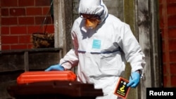 Під час одного з обшуків у Манчестері: слідчий зі знайденим підручником хімії, 24 травня 2017 року