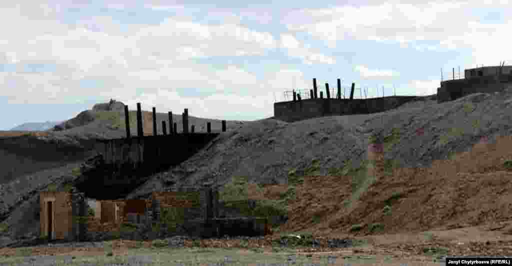 Сүрөттө: Советтик доордо курулган битум заводунун азыркы көрүнүшү. СССР кыйрагандан кийин бул ишкана токтоп калган. Аймакта башка өндүрүш жок.