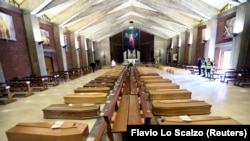 Italiyada koronavirusdan vafot etganlar jasadlari solingan tobutlar.