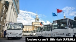 Өзбекстандын Самарканд шаарында чыгарылган ISUZU автобусу. Бишкек. 22-июнь, 2021-ж.