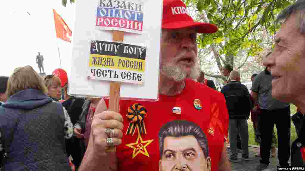 Учасник першотравневої демонстрації комуністів на площі Нахімова в Севастополі