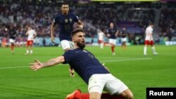 Франциянын чабуулчусу Ольиве Жиру Сенегал менен беттеште гол киргизди. 4-декабрь, 2022-жыл. 