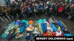 Активісти вшановують загиблих під час зіткнень в Києві 20 лютого 2014 року