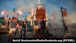 Фальшфаєри, блогери і кричалки: як на майдані збиралися проти Шарія та Клюєва – фоторепортаж