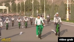 Праздничный заезд по случаю Дня здоровья во главе с Гурбангулы и Сердаром Бердымухамедовыми. Ашхабад, апрель, 2021 год.  