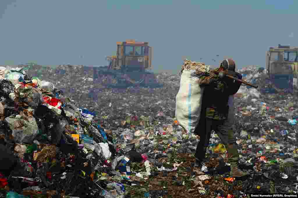 Учурда бул жерди коюу түтүн каптап, таштанды үйүлгөн дөңсөөлөр капкара болуп күйүп калды. Бирок ага карабай анда иштегендердин бири таштандыларды таптап жатса, башкалары ал жердеги акыр-чикирлерди иргеп жүрөт.