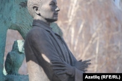 Чаллыда бармаксыз һәм китапсыз Тукай һәйкәле