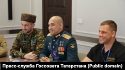 Рәсми Баксиков уртада