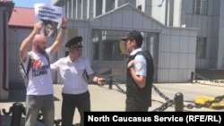 Шамиль Абашилов на пикете у прокуратуры Дагестана