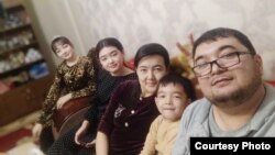 Акмал Абдуллаев с семьей.