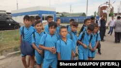 Юные футболисты из Узбекистана на КПП «Дустлик» на узбекско-кыргызской границе. Фото репортера «Озодлика» Шерзода Юсупова.