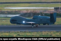 RQ-4B Global Hawk на военной базе НАТО Сигонелла на острове Сицилия