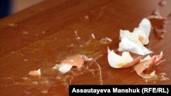 Döwülen ýumurtga. Illýustrasiýa suraty.