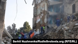 Знайшли! Порятунок пораненої людини внаслідок російської атаки на Київ. 17 червня 2025 року