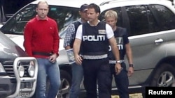 Anders Behring Breivik (qırmızı köynəkdə) istintaq üçün yenidən Ütöya  adasına aparılır, 13 avqust 2011