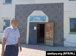 Школьный историк Мукат Арыстанов у входа в старую мечеть поселка Жымпиты