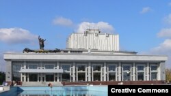 По мнению администрации Алтайского края, репертуар Алтайского краевого театра драмы имени Василия Макаровича Шукшина исключительно мрачный