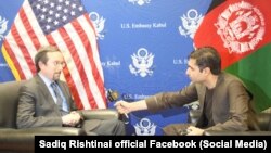 جان بس سفیر ایالات متحده امریکا در افغانستان (چپ) حین مصاحبه اختصاصی با صادق رشتینی خبرنگار رادیو آزادی در کندهار.