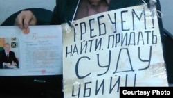 Плакаты, с которыми проводит акцию протеста Владимир Тарасов. Усть-Каменогорск, 16 ноября 2015 года.