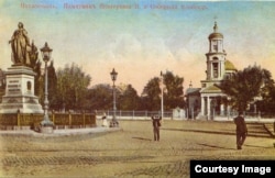 Нахичевань-на-Дону на старой открытке. Виден памятник Екатерине II и собор св. Григория Просветителя.