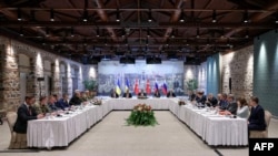 Российская (справа) и украинская делегации (слева) на встрече по мирным переговорам в Турции