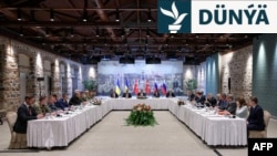 Türkiýäniň daşary işler ministri Hakan Fidan (O), Russiýanyň wekiliýeti (S) we Ukrainanyň delegasiýasy (Ç) Türkiýede Ukraina-Russiýa parahatçylyk gepleşikleriniň ýygnagyna gatnaşýar.