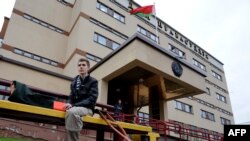 Александр Аляксандрия, 20 лет, раненый во время теракта в метро в Минске 11 апреля 2011, перед зданием суда