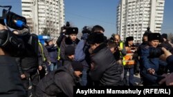 Задержания у монумента Независимости на алматинской площади Республики. Алматы, 1 марта 2020 года.