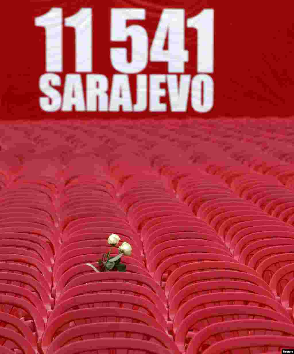11 541 стул вдоль улицы Тито в Сараево. В память о 11 541 жертве. 6 апреля 2012